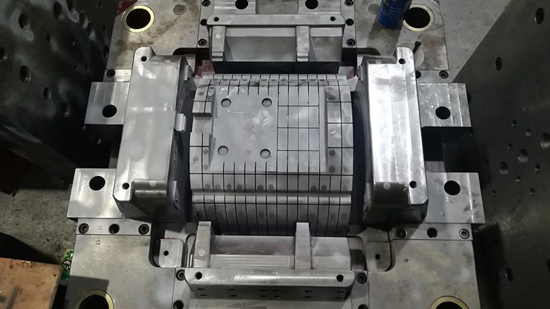 精密高速冲压级进模：价格与性能的平衡之道