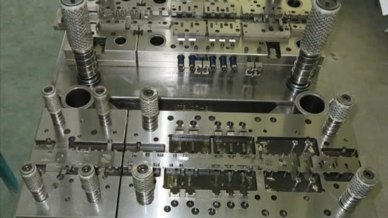 对于轻微划痕，可以使用抛光膏进行抛光处理。具体操作如下：